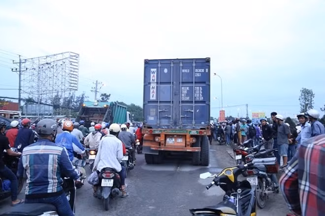Chiếc xe đầu kéo gây tai nạn tại hiện trường
