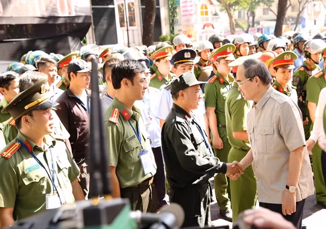 Ông Nguyễn Thiện Nhân- Ủy viên Bộ Chính trị, Bí thư Thành ủy TP Hồ Chí Minh động viên các lực lượng tham gia diễn tập