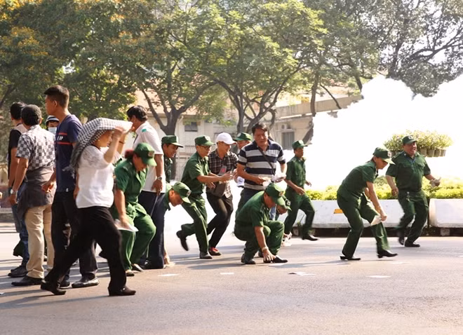 Rãi hàng trăm tờ rơi kích động