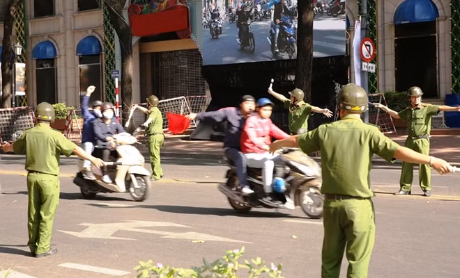 Các tổ công tác thuộc Công an các quận có mặt đầu tiên để ổn định tình hình