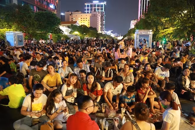 Tổ chức ăn uống ngay tại điểm xem pháo hoa.