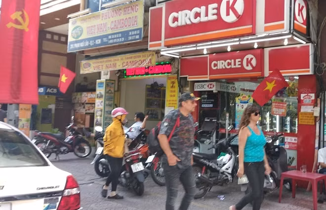 Du khách đi qua con đường trong ngày 30-4.
