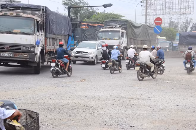 Đường xuống cấp, nhiều đá dăm dễ làm các phương tiện trượt ngã