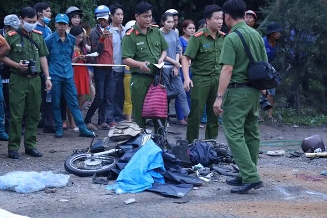 Các cơ quan chức năng khám nghiệm hiện trường