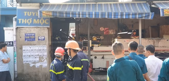 cơ sở trang trí nội thất bị cháy và hư hỏng nặng