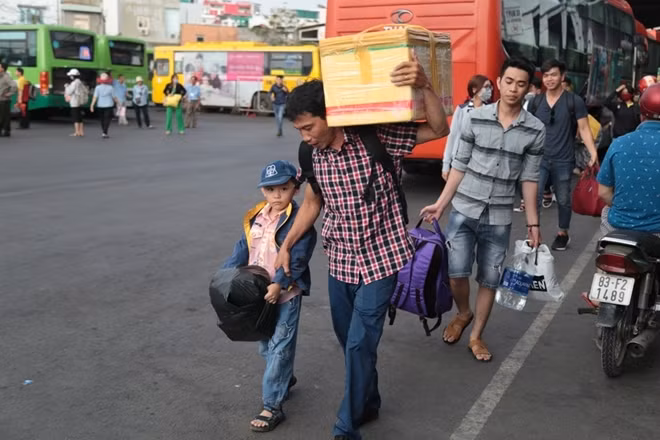 Ai cũng mang theo chút quà quê lên TP sau ngày nghỉ lễ.