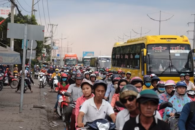 Sau kỳ nghỉ kéo dài hàng chục ngàn người dân đã trở lại TP làm việc.