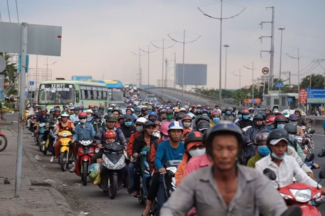 Các tuyến đường cửa ngõ miền Tây ken chặt dòng phương tiện.