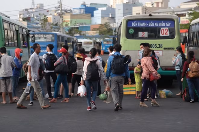 Tại các bến xe dòng người cũng lỉnh kỉnh đồ đạc rời bến.