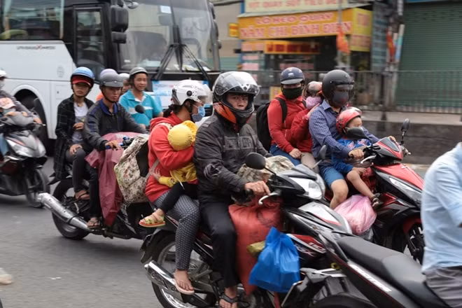 Trên xe ngoài trẻ em còn lỉnh kỉnh quà quê mang lên TP.