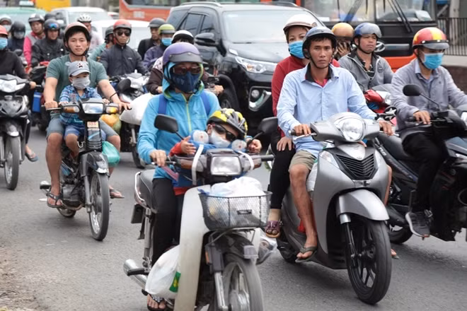 Nhiều trẻ em mệt mỏi sau chặng đường dài.