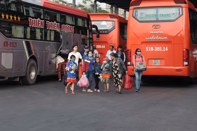 Lượng khách từ các nơi đổ về khá đông.
