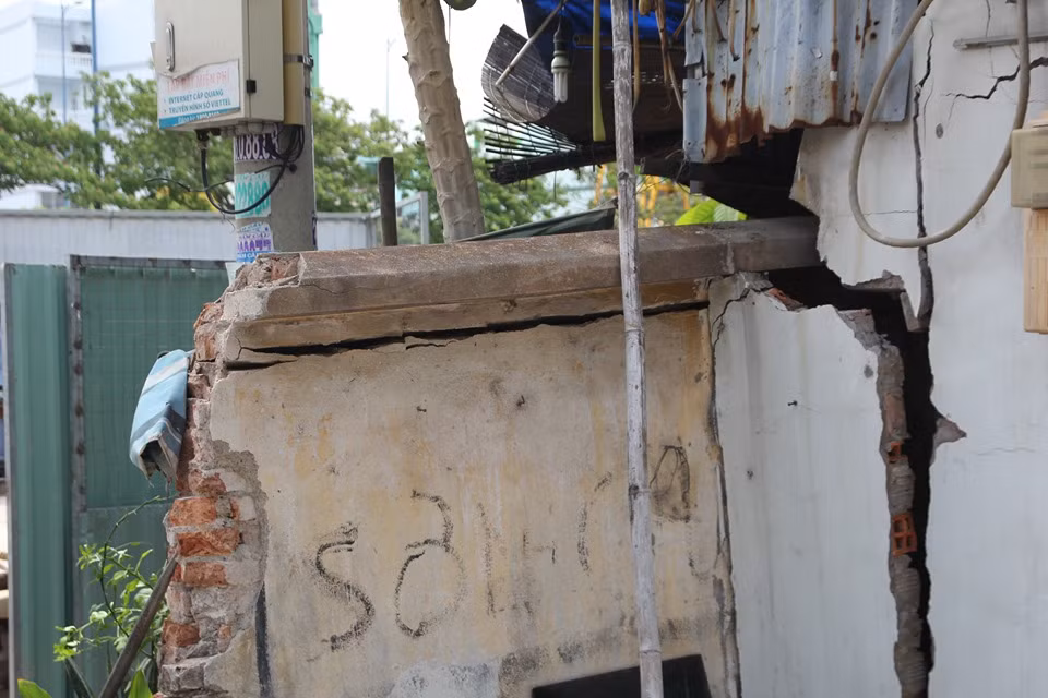 Thi công gây sụt lún, một nhà dân phải di dời