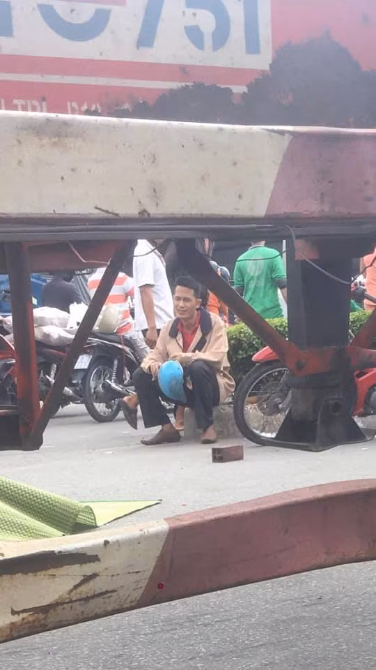 Người chồng đau đớn khi chứng kiến vợ tử vong Người chồng đau đớn khi chứng kiến vợ tử vong