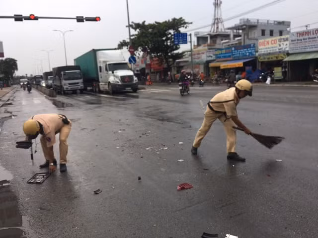Tổ CSGT thu dọn mảnh sắt và nhựa sau vụ va chạm trên đường