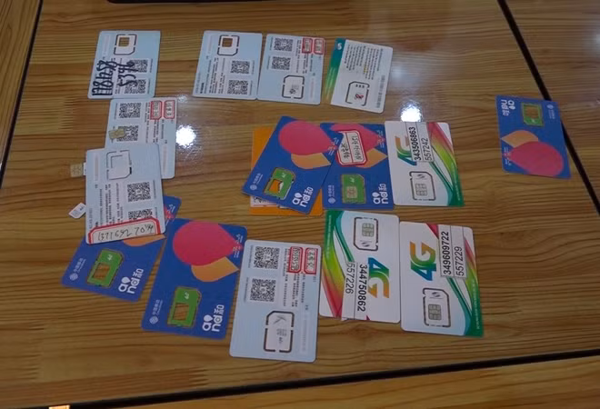 Hộ chiếu và thẻ sim 4G