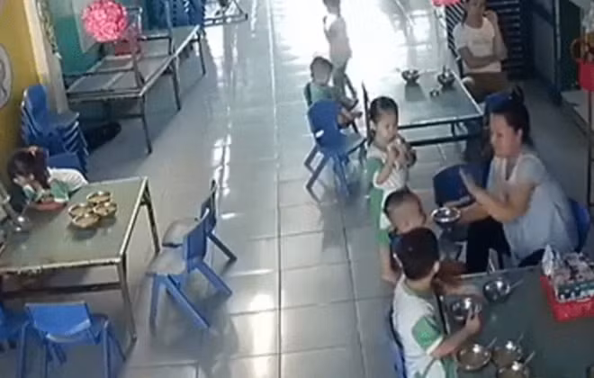 Dư luận phẫn nộ khi cô bảo mẫu liên tiếp đánh cháu trai trong giờ ăn.