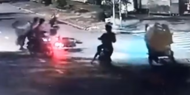 Hình ảnh nhóm đối tượng đánh người, dùng bình xịt hơi cay cướp tài sản bị camera ghi lại hình ảnh