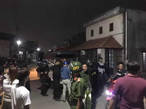 Bất ngờ bị chém, chồng lấy thân che chắn cho người vợ đang mang bầu
