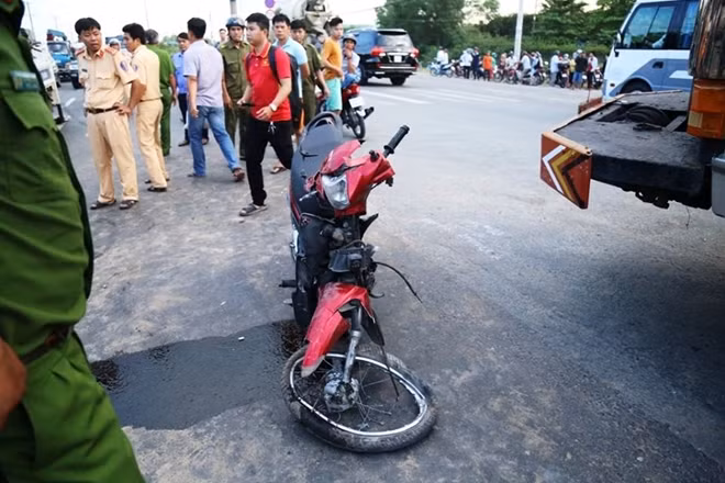 Một xe máy bị biến dạng sau va chạm