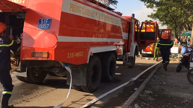 Sau 30 phút, các chiến sĩ PCCC đã khống chế được đám cháy.