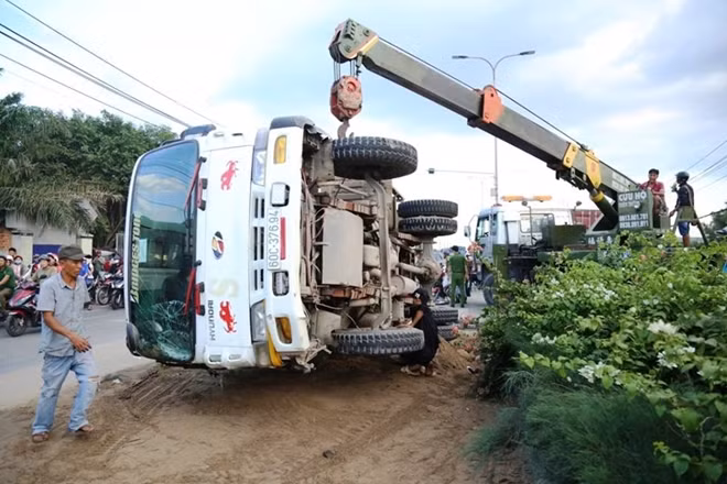 Xe cẩu nâng xe ben lên để đưa thi thể nạn nhân ra