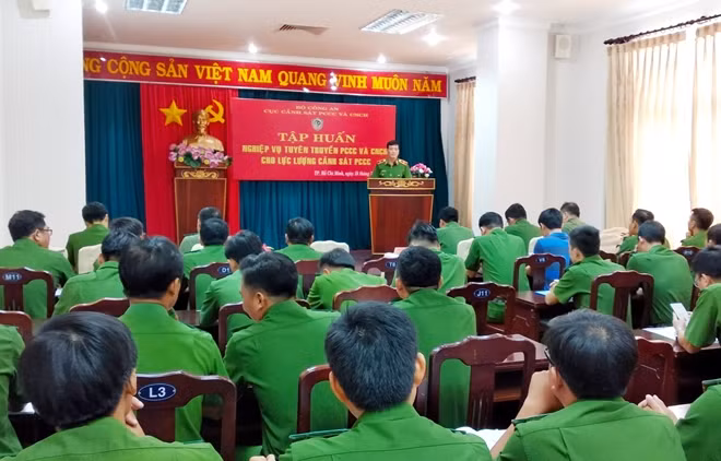 Thiếu tướng Đoàn Việt Mạnh-Cục trưởng Cục PCCC và CNCH khai mạc lớp tập huấn