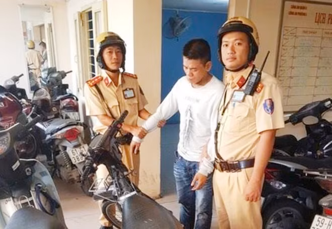 Khanh thời điểm bị tổ CSGT khống chế