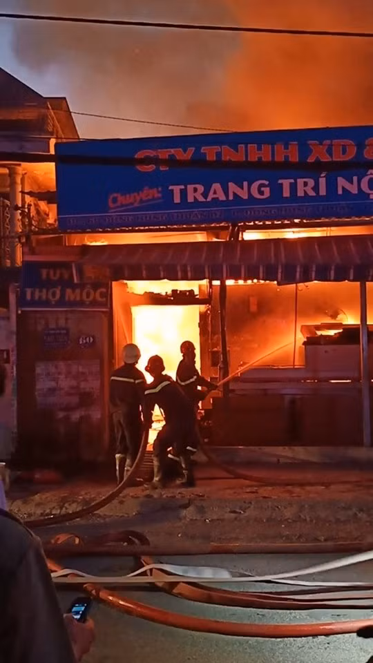 Đám cháy bùng phát dữ dội lúc rạng sáng