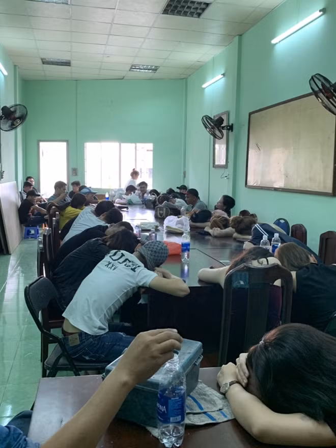 Tất cả được giao cho Công an phường 9 kiểm tra xử lý