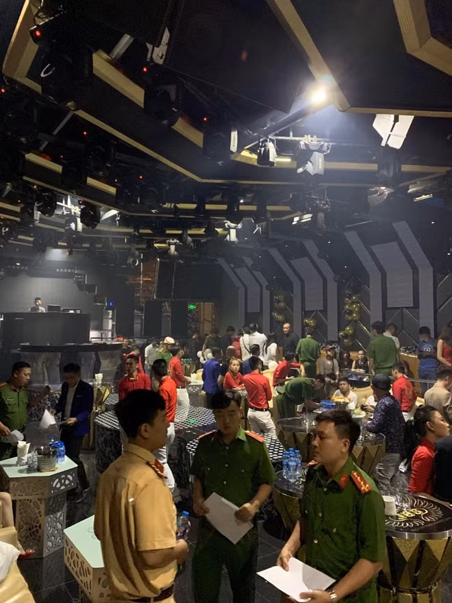 Hàng trăm "dân bay" hoạt động trong bar sau 0h