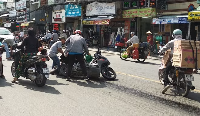 Vệt nhớt kéo dài trên đường khiến nhiều người bị té ngã.