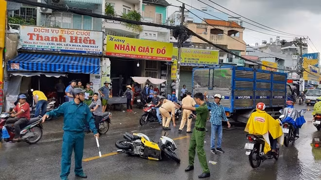 Hai người gặp nạn vì sự cố xe tải mất thắng ở Gò Vấp