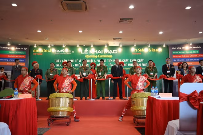 Các đại biểu cắt băng khai mạc triển lãm