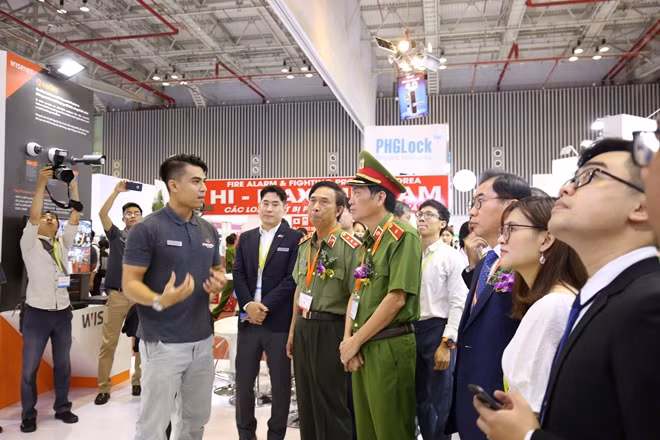 Tham quan các gian hàng triễn lảm sản phẩm PCCC và CNCH