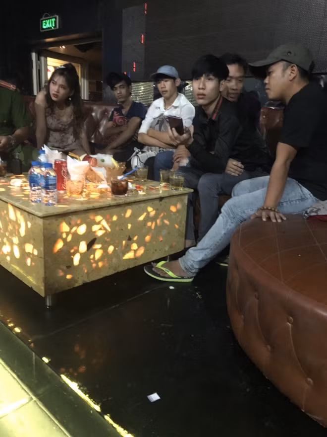 Dưới sàn vũ trường