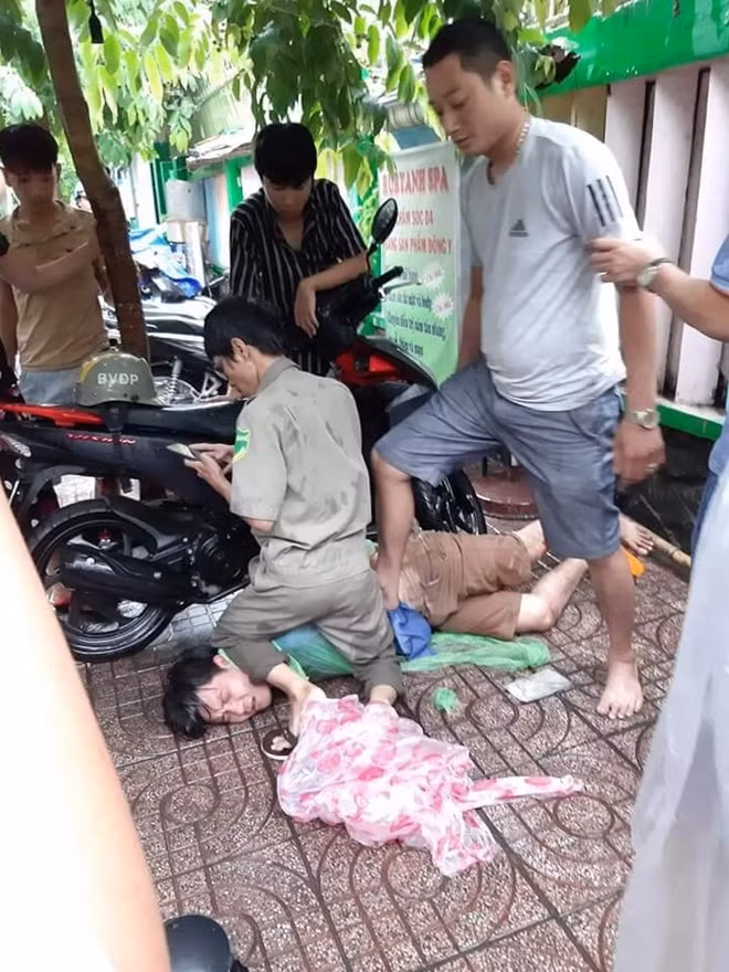 Trọng bị nhóm hiệp sĩ đường phố khống chế