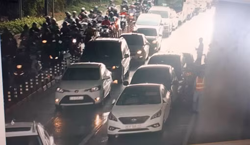 Hàng trăm phương tiện chôn chân vì 4 xe ô tô "dồn toa" trong hầm vượt sông Sài Gòn