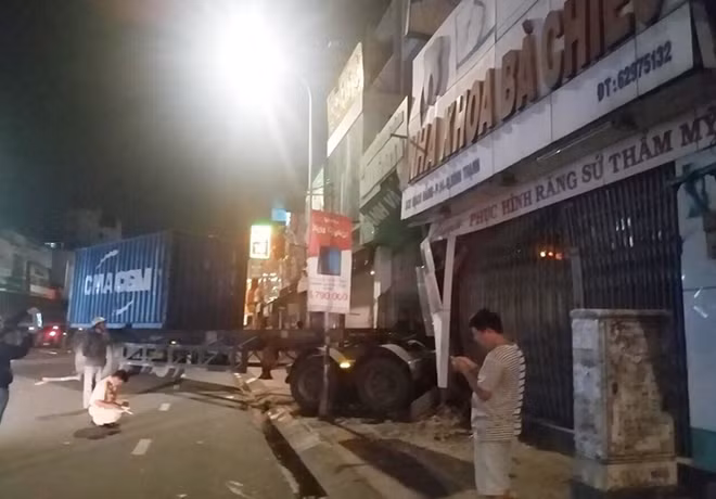 Xe đầu kéo lao vào ngân hàng