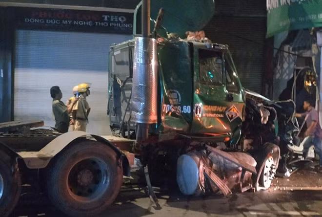 Xe đầu kéo biến dạng