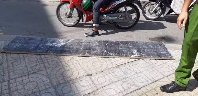 Tấm ván dài hơn 2m