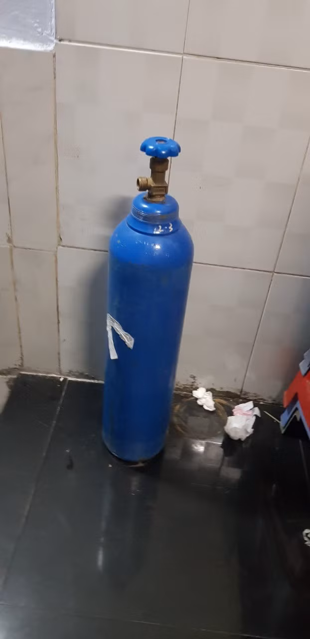 Bình chứa khí để bơm "bóng cười"
