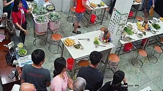 Thực khách trong quán phở Hòa tháo chạy vì bị ném chất bẩn
