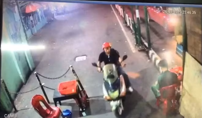 Hình ảnh nhà báo Phúc qua khu vực bán vé để lên phà Cát Lái phía quận 2