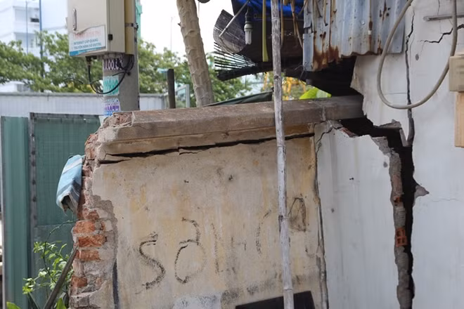 Vết nứt kéo dài ở một nhà dân