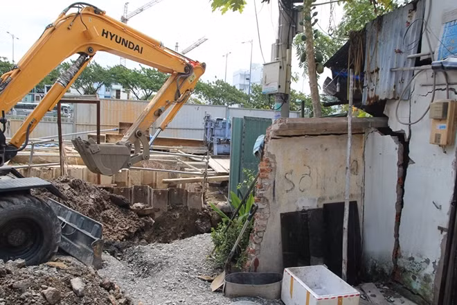 Trong đêm tài sản và những người ở trong căn nhà này đã di chuyển ra ngoài