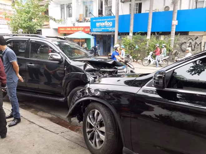 Sau khi tông 4 xe máy, xe 5 chỗ lao vào một xe ô tô khác