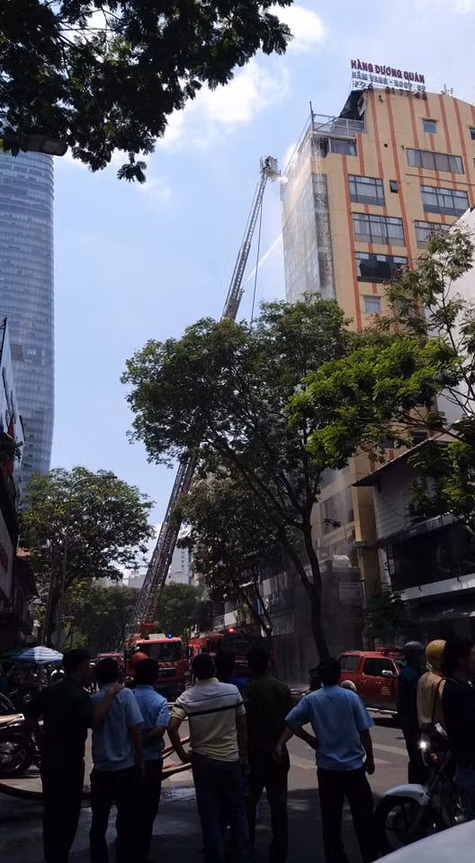 Chỉ sau 10' đám cháy được khống chế.