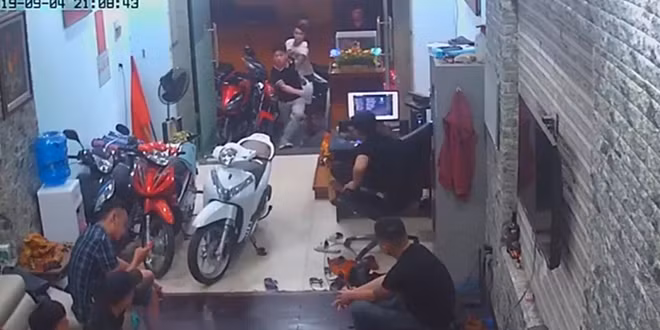 Phát "chột" cầm can xăng xông vào tiệm cầm đồ rồi châm lửa