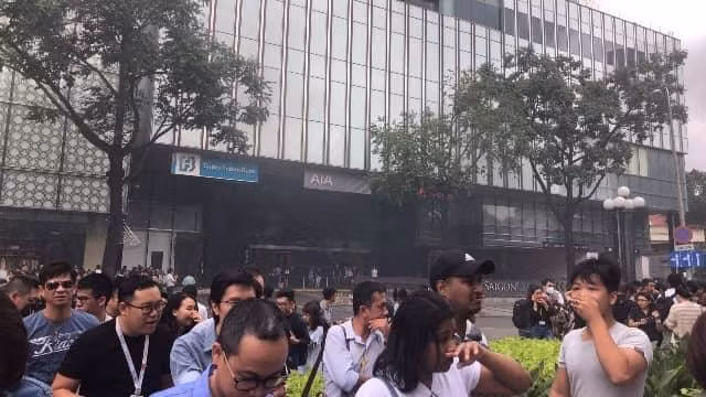 Nhiều người còn bàng hoàng sau khi rời khỏi trung tâm thương mại